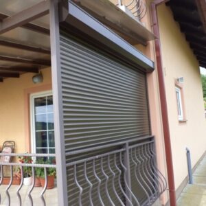 Vanjska aluminijska roleta na prozoru obiteljske kuće, zaštita od sunca i provale, idealno rješenje za terase i balkone.